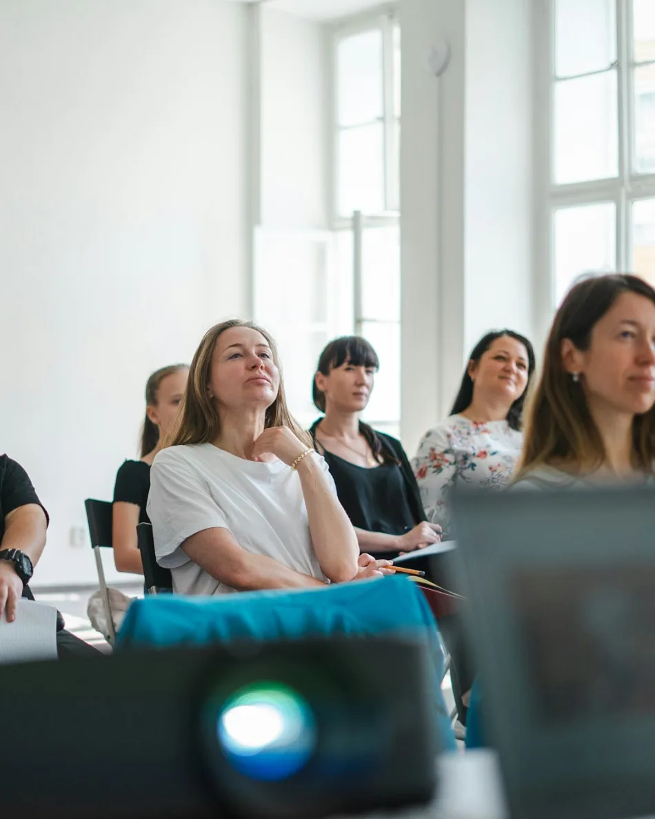 Unsplash Teilnehmerinnen und Teilnehmer bei einer Schulung im Seminarraum
